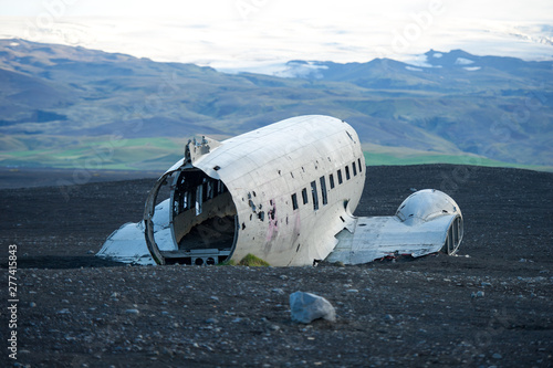 Cuadros en Lienzo The abandoned DC-3 Airplane on Solheimasandur beach