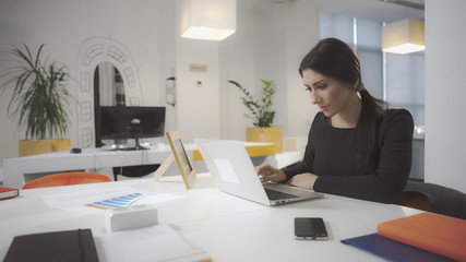 Poster - Attractive business woman working at the office.Looking at photo frame and smiling.