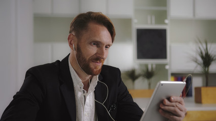 Poster - Businessman talking to a tablet. UHD 4Kvideo