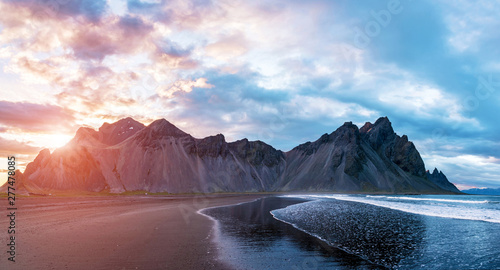 Fotografía Scenic landscape with most breathtaking mountains Vestrahorn on the Stokksnes peninsula with the waves of the bay at sunset in Iceland