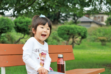 Poster - 公園のベンチに座る女の子