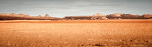 Panorama Der Sahara Wüste Mit Dem Atlas Gebirge Im Hintergrund Bei M`hamid In Marokko