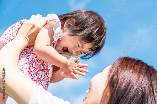 青空の下 赤ちゃんを高い高いをしてあやすお母さん 家族 母子 親子 幸せ 愛 育児 子育てイメージ Acheter Cette Photo Libre De Droit Et Decouvrir Des Images Similaires Sur Adobe Stock Adobe Stock 青空の下 赤ちゃんを高い高いをしてあやすお母さん 家族 母子 親子 幸せ 愛 育児 子育てイメージ Acheter Cette Photo Libre De Droit Et Decouvrir Des Images Similaires Sur Adobe Stock Adobe Stock