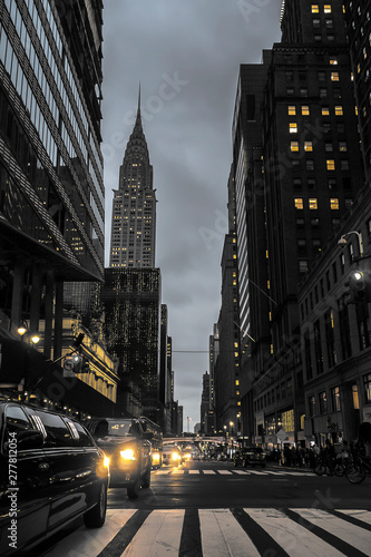 Fotomural New York City Street At Night With Empire State Building Urban Scene