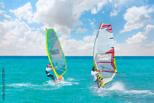 Plakaty Windsurfing  piekne-pochmurne-niebo-z-windsurferem-surfujacym-na-falach-w-alacati-cesme-turcja