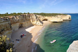 Fototapeta Na ścianę - Playa preciosa y paradisiaca en el Algarve portugues. Con curiosa silueta de persona en la sombra de la playa.