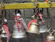 wiszące stare zdobione dzwonki modlitewne w nepalu