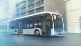 Fototapeta Uliczki - Elektrischer Bus fährt schnell durch eine Stadt