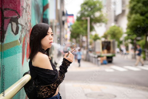 喫煙する若い日本人女性 Stock Photo Adobe Stock 喫煙する若い日本人女性 Stock Photo Adobe Stock