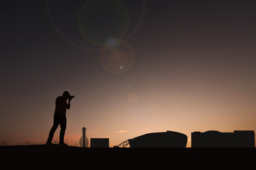 Poster - Traveler in front of the city skyline of Arlington in the United States