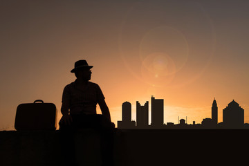 Poster - Traveler with suitcase and hat in front of Columbus city skyline in USA