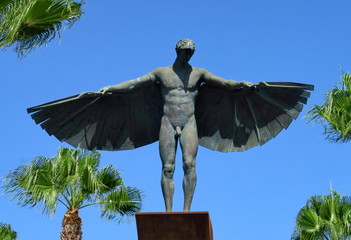 Poster - Statue d'Icare. Ailes déployées. Ciel bleu.