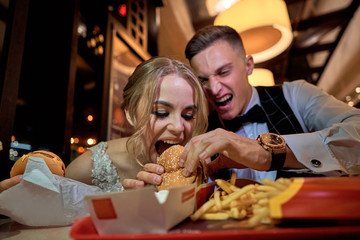 couple eating burgers