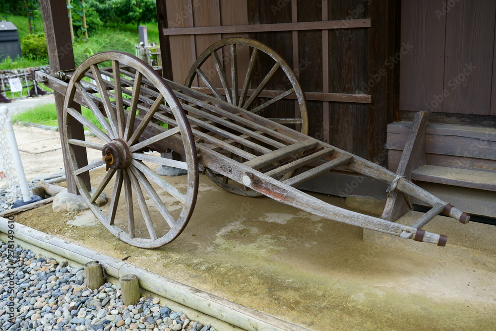 日本の古い木製の荷車 - 大八車 Stock Photo | Adobe Stock