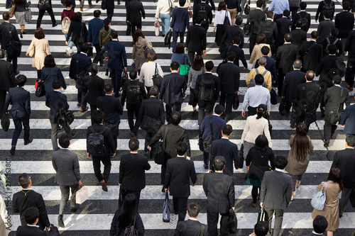 俯瞰で見る信号を渡るビジネスマンの風景 Stock 写真 Adobe Stock
