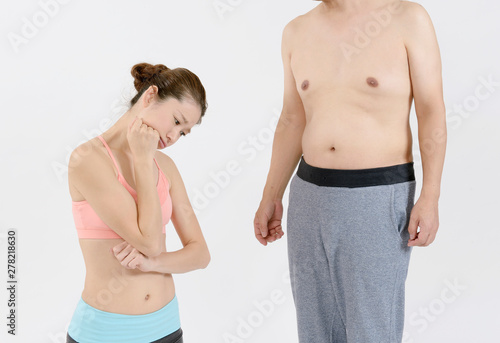 太った男の腹を見る若い女性 Stock Photo Adobe Stock 太った男の腹を見る若い女性 Stock Photo Adobe Stock