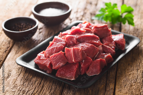 Fotografía Fresh raw diced red beef meat on cast iron plate (Selective Focus, Focus one thi
