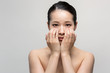 © kei907 - まぶたをおさえる女性