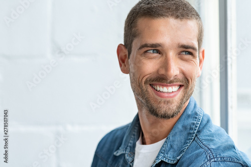 Fotomural Happy smiling man looking away