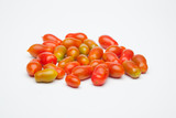 Fototapeta Kuchnia - Tomates, rojos y ecológicos sobre fondo blanco. Tomates dulces sanos y sabrosos muy saludables.