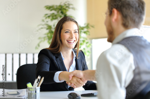 Fotomural Businesspeople handshaking after deal or interview
