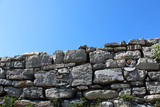 Fototapeta Desenie - Muro a secco in pietra con cielo blu