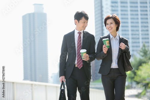 紙コップを持つビジネスマンとビジネスウーマン Buy This Stock Photo And Explore Similar Images At Adobe Stock Adobe Stock