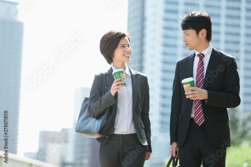 紙コップを持つビジネスマンとビジネスウーマン Stock Photo Adobe Stock