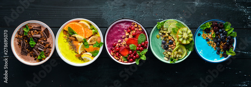 Fotografía A great set of colored fruit smoothies with yogurt, fresh fruit and berries
