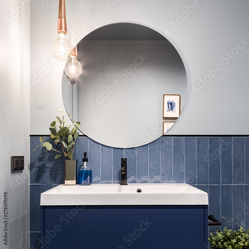 Bathroom With Big Round Mirror Acheter Cette Photo Libre De Droit