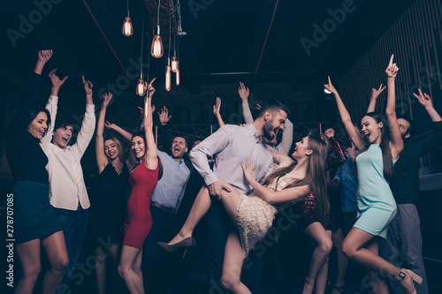 Fototapeta na szkło Ładnie wyglądająca atrakcyjna czarująca fascynująca wesoła radosna pozytywna elegancka elegancka stylowa panie i panowie bawią się tango w modnym luksusowym klubie nocnym w pomieszczeniu