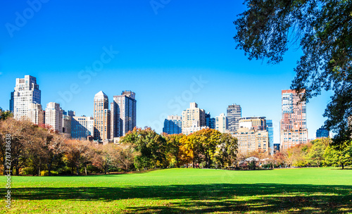 秋のニューヨーク セントラル パークとマンハッタンの摩天楼 Stock Photo Adobe Stock 秋のニューヨーク セントラル パークとマンハッタンの摩天楼 Stock Photo Adobe Stock