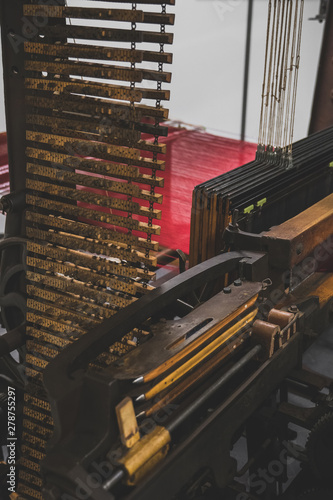 Fotografía Retro loom with dobby mechanism and two-box sley.