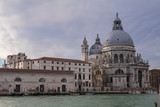 Fototapeta Londyn - Großer Kanal in Venedig mit Basilika Santa Maria della Salute Wassertaxis Gondeln Boten in Venedig