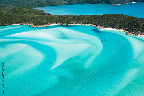 Fotografía Hill Inlet from the air over Whitsunday Island - swirling white sands and blue g