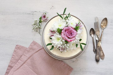 Poster - Fresh flowers decorated white cake