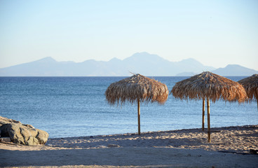 Sticker - Sonnenschirme an einem Strand auf Kos