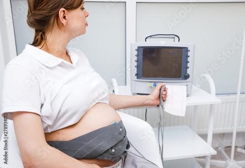 Pregnant Woman Performing Cardiotocography Or Ctg Monitoring Fetal Heartbeat And Uterine Contractions During Final Weeks Of Pregnancy Kaufen Sie Dieses Foto Und Finden Sie Ahnliche Bilder Auf Adobe Stock Adobe Stock