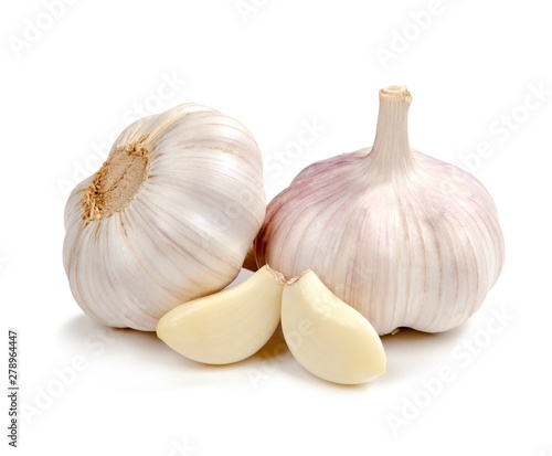 Fotomural Garlic isolated on white background