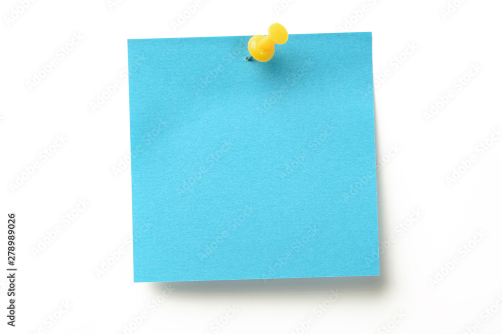 Posit de color azul y marcador amarillo clavado sobre fondo blanco - obrazy, fototapety, plakaty 