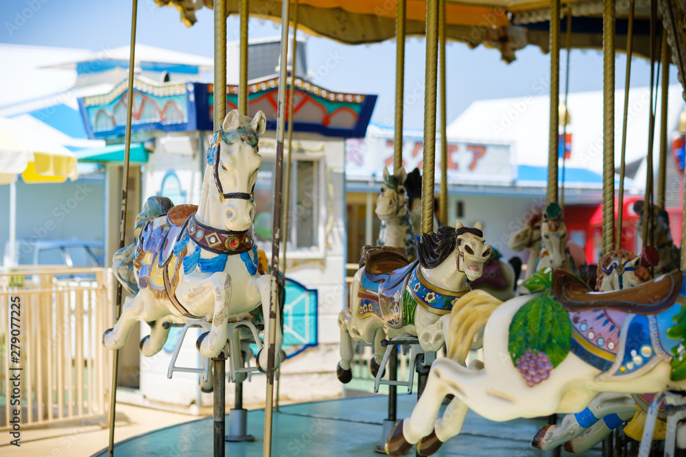 メリーゴーランド 遊園地 テーマパーク アトラクション 馬 の メリーゴーランド 遊園地 テーマパーク アトラクション 馬 の