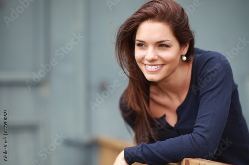 Fotomural Jeune femme brune décontractée