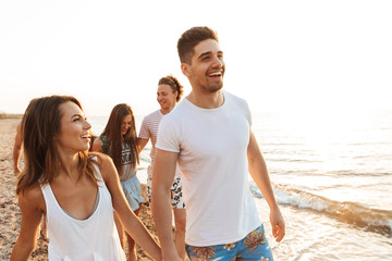 Canvas Print - Group of cheerful happy young friends having fun