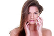 © PPP - Portrait d'une jolie brune sur fond blanc