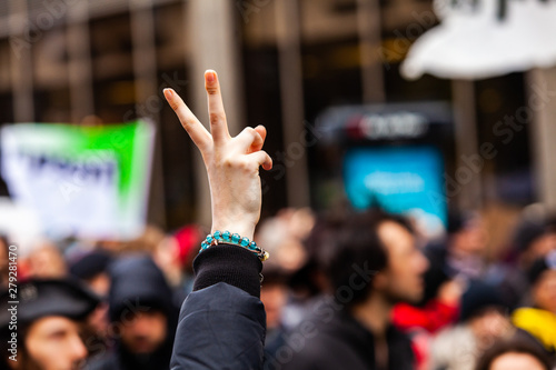 Fotografía Activist holds fingers in air at rally