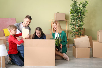 Canvas Print - Happy family unpacking belongings in their new house