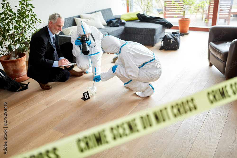 Foto De Stock Polizei Und Kriminaltechnik Arbeiten An Tatort Adobe Stock