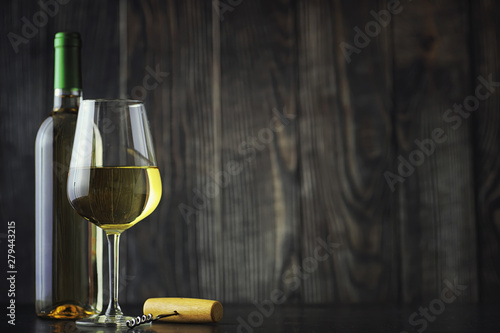  Fototapeta wino   przezroczysta-butelka-bialego-wytrawnego-wina-na-stole-kieliszek-do-bialego-wina-na-drewnianym-tle
