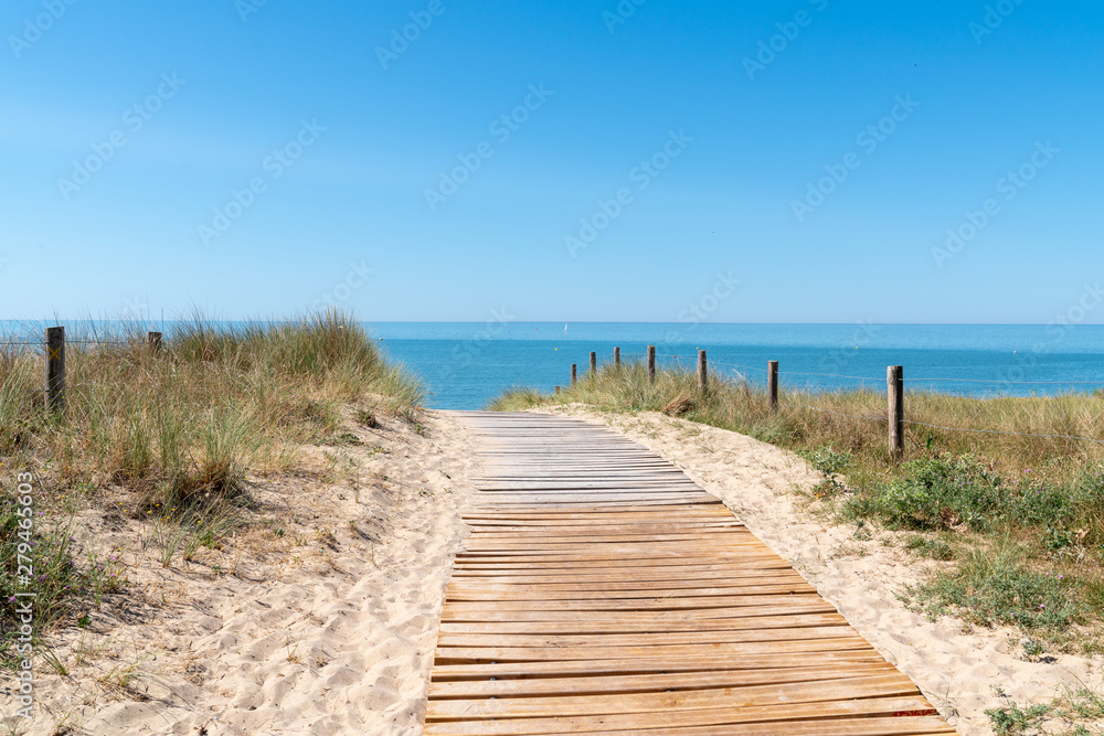 wooden path access in sand dune beach in Vendee on Noirmoutier Island in France - obrazy, fototapety, plakaty 