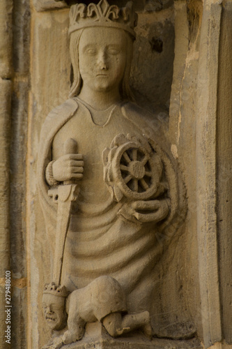 Fotografía Saint Catherine of Alexandria in a maindoor of Guernica Cathedral, spain, statue